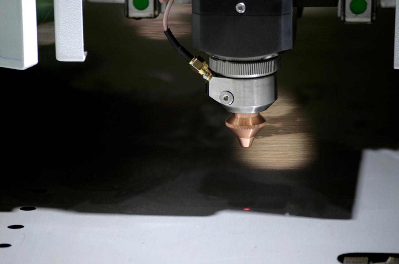 1500*3000mm 500w Racuys Or Ipg Fiber Laser Cutting Machine cortadora del laser de la fibra de 1500*3000m m 500w Racuys o de Ipg