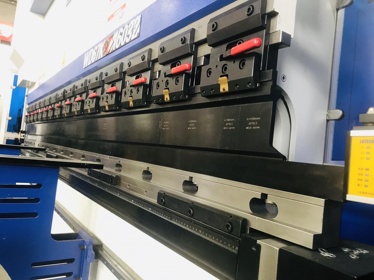 máquina del freno de la prensa hidráulica del CNC del freno de la prensa industrial estándar de 200t 300t