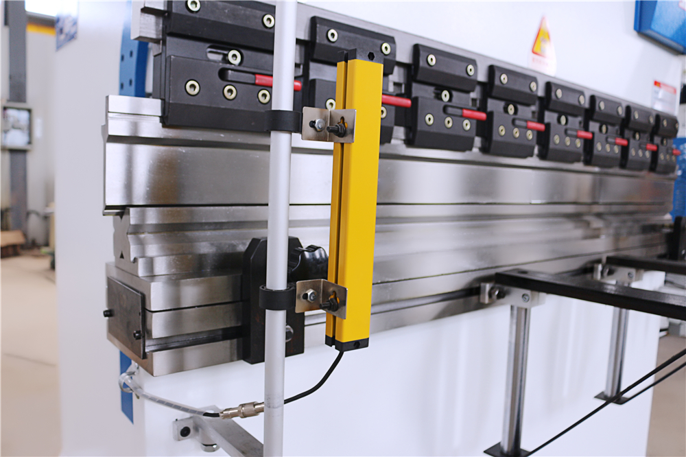 3+1 Axis Cnc Hydraulic Press Brake With Esa System Prensa plegadora hidráulica CNC de 3+1 ejes con sistema Esa