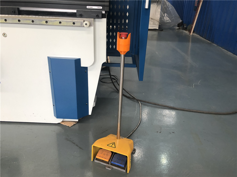 3+1 Axis Cnc Hydraulic Press Brake With Esa System Prensa plegadora hidráulica CNC de 3+1 ejes con sistema Esa