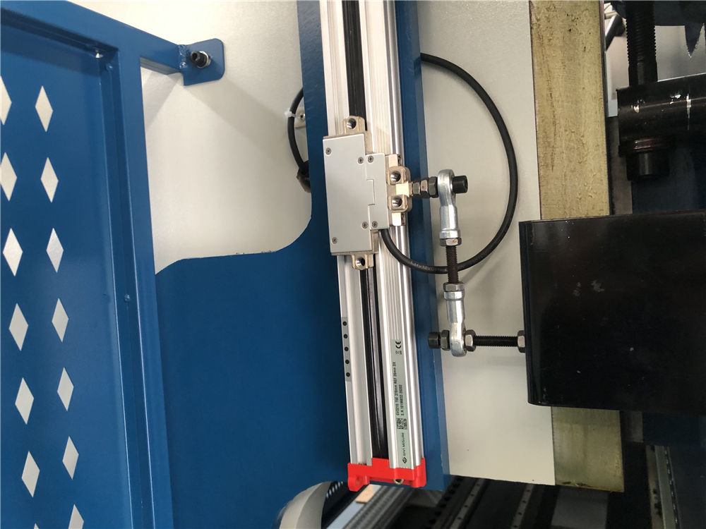 3+1 Axis Cnc Hydraulic Press Brake With Esa System Prensa plegadora hidráulica CNC de 3+1 ejes con sistema Esa