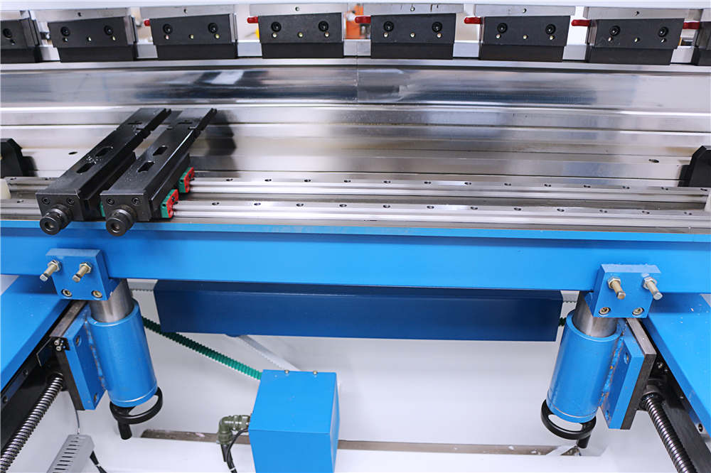 3+1 Axis Cnc Hydraulic Press Brake With Esa System Prensa plegadora hidráulica CNC de 3+1 ejes con sistema Esa