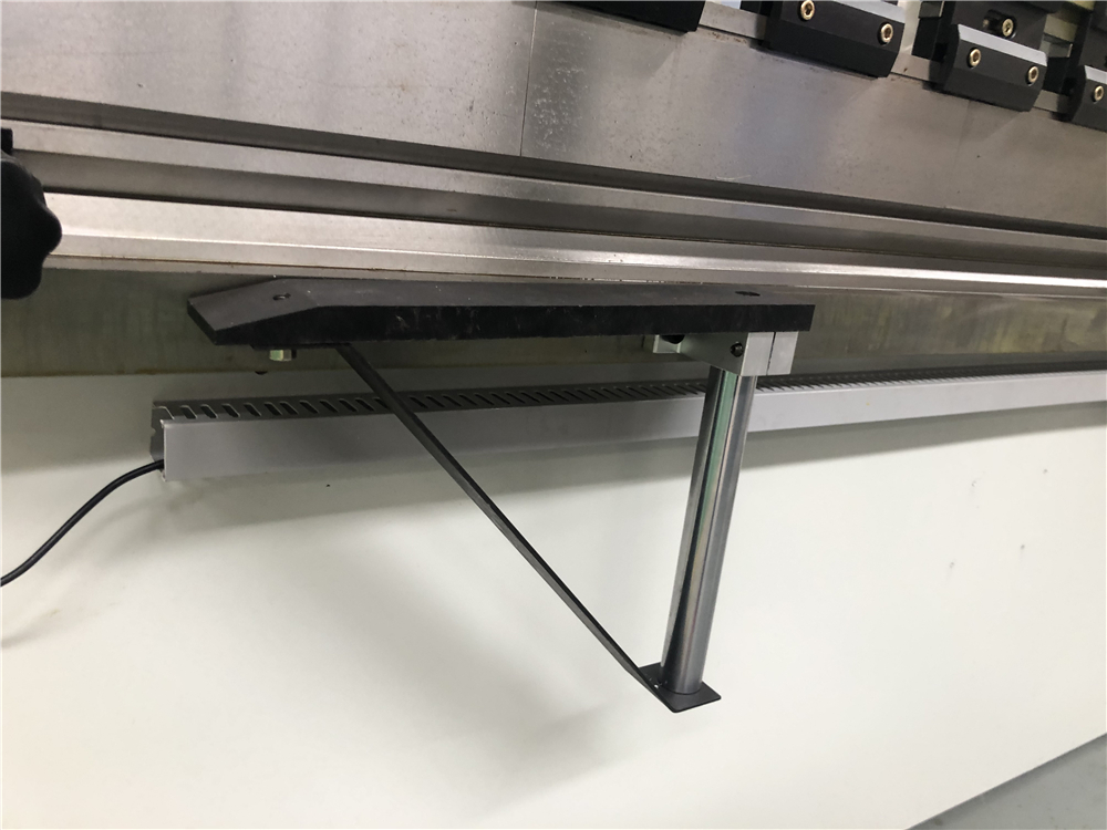 3+1 Axis Cnc Hydraulic Press Brake With Esa System Prensa plegadora hidráulica CNC de 3+1 ejes con sistema Esa