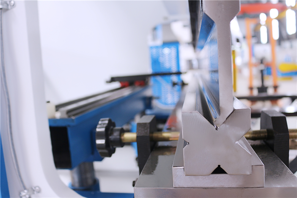 3+1 Axis Cnc Hydraulic Press Brake With Esa System Prensa plegadora hidráulica CNC de 3+1 ejes con sistema Esa