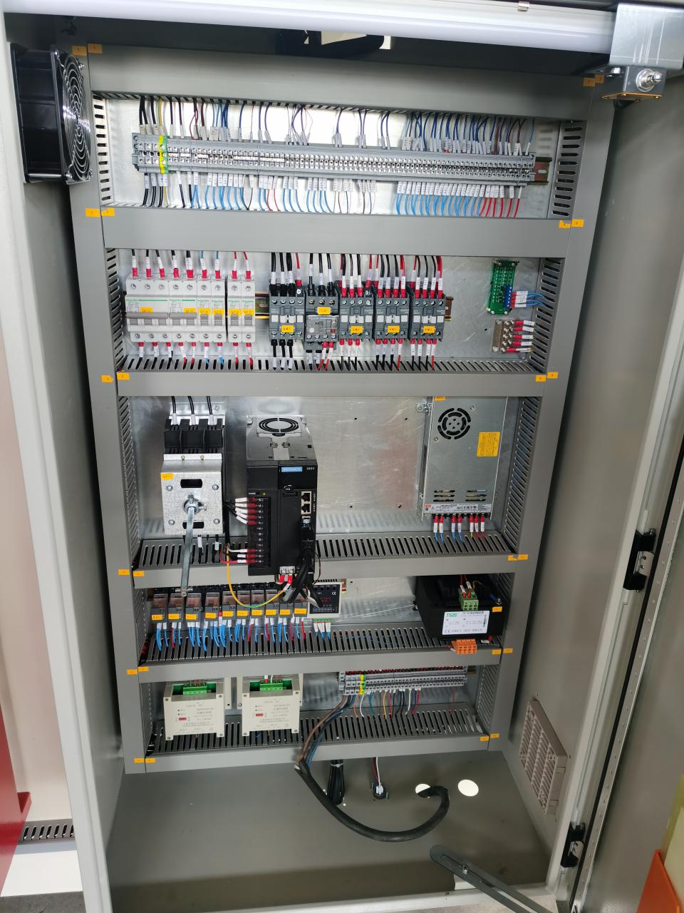 China Metal Hydraulic Press Brake Machine With Reasonable Price Máquina de freno de prensa hidráulica de metal de China con precio razonable