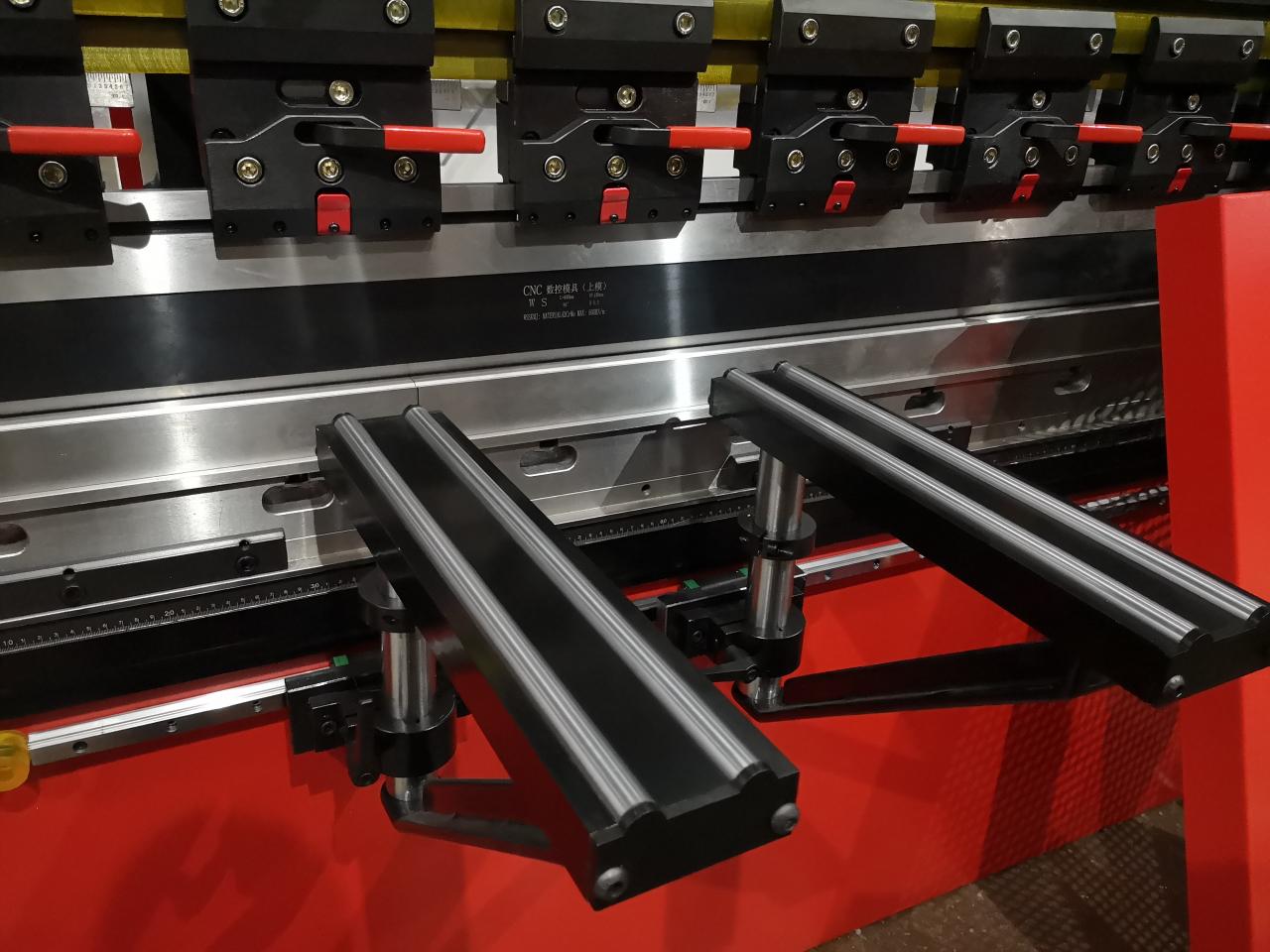 Delem Da66t 125 3+1 4+1 6+1 8+1 Cnc Hydraulic Press Brake For Metal Plate Bending Freno de prensa hidráulica Delem Da66t 125 3+1 4+1 6+1 8+1 Cnc para doblado de placa de metal