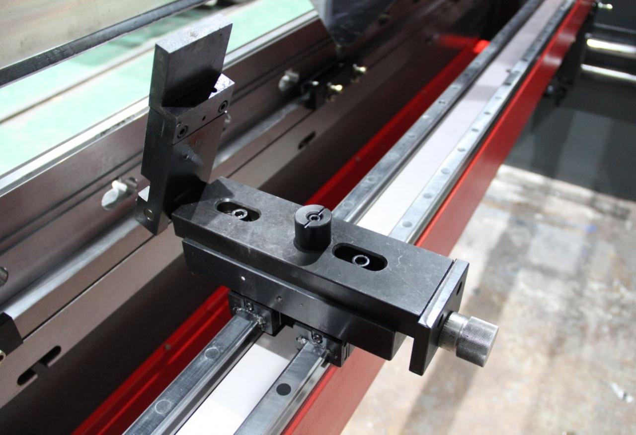 Delem Da66t 125 3+1 4+1 6+1 8+1 Cnc Hydraulic Press Brake For Metal Plate Bending Freno de prensa hidráulica Delem Da66t 125 3+1 4+1 6+1 8+1 Cnc para doblado de placa de metal