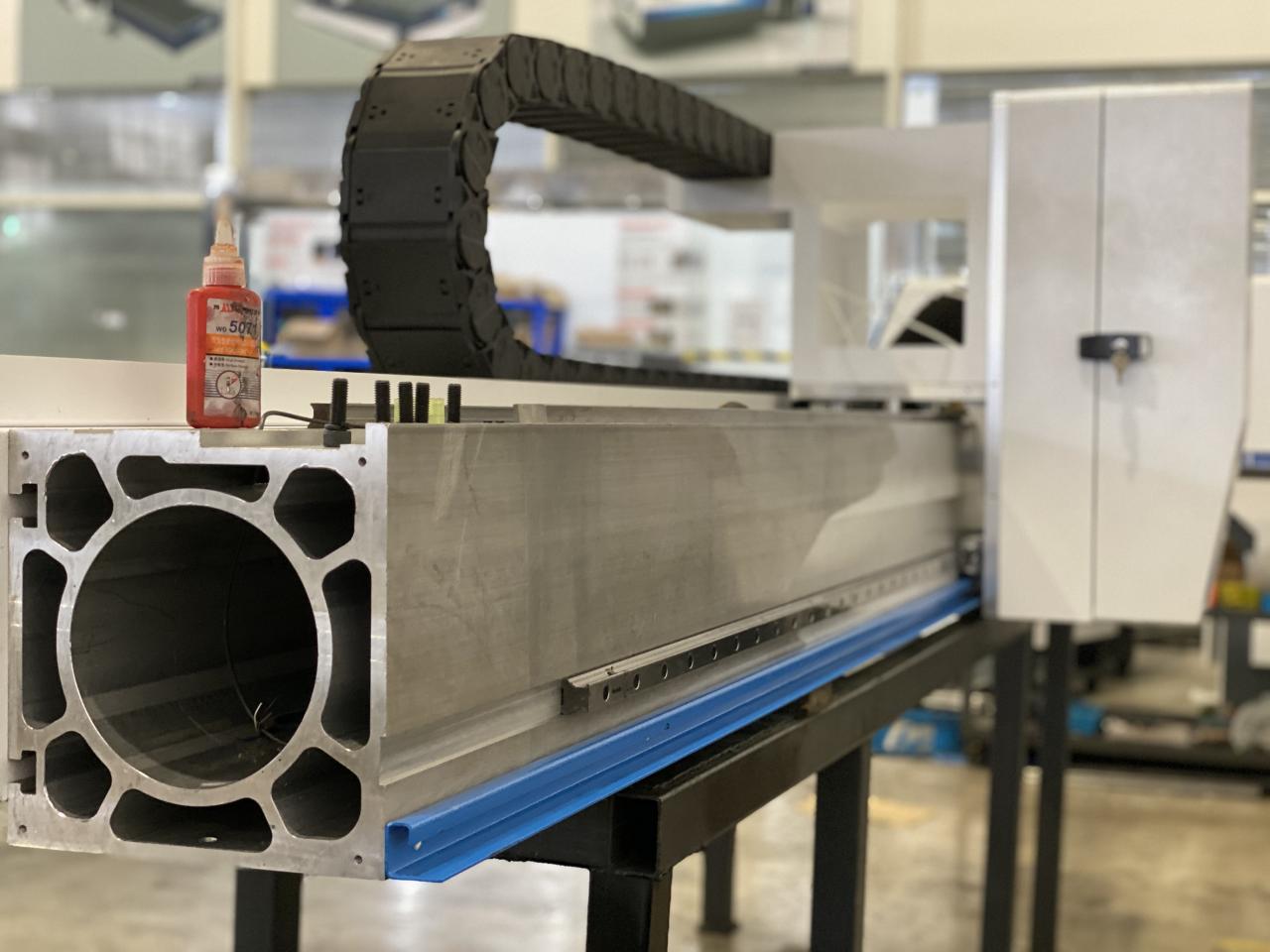 Máquina de corte por láser de fibra Masterline 8kw, 4000x2000 mm, con fuente de láser IPG