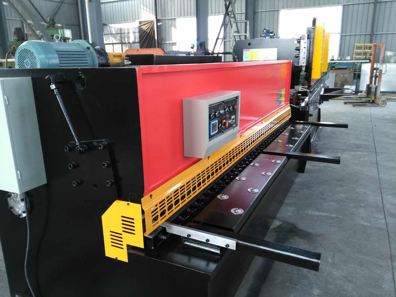 Hydraulic Swing Beam Guillotine Shears Qc12y-4x2500 Cizallas de guillotina de viga oscilante hidráulica Qc12y-4x2500