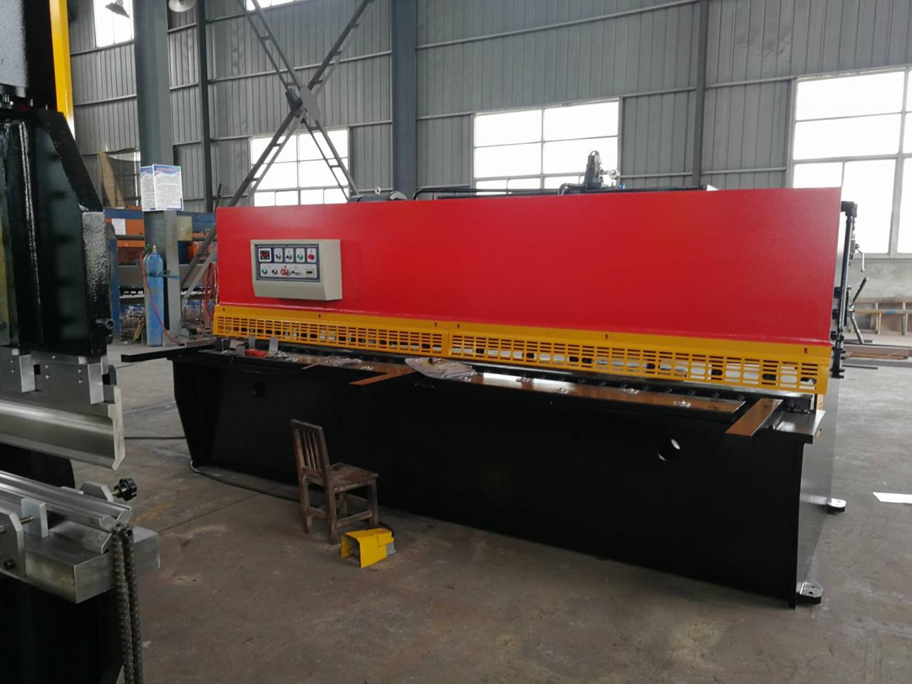 Hydraulic Swing Beam Guillotine Shears Qc12y-4x2500 Cizallas de guillotina de viga oscilante hidráulica Qc12y-4x2500