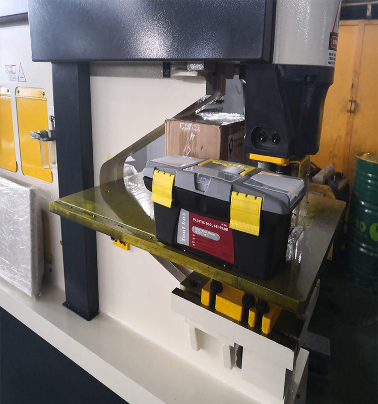 Metal Cutting Hydraulic Steelworkers Machine For Punching Cropping Notching Cutting Máquina hidráulica para cortar metales de los trabajadores del acero para perforar el cortar que muesca el corte