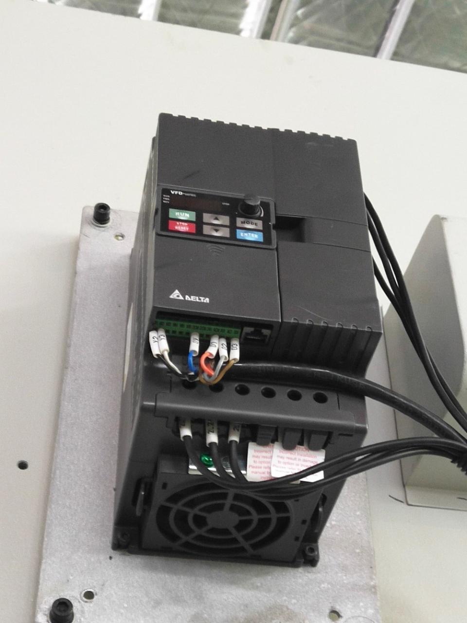 Prensa punzonadora de alto rendimiento con embrague de fricción neumática